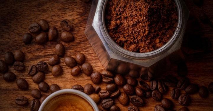 bubuk kopi untuk Stretch Mark