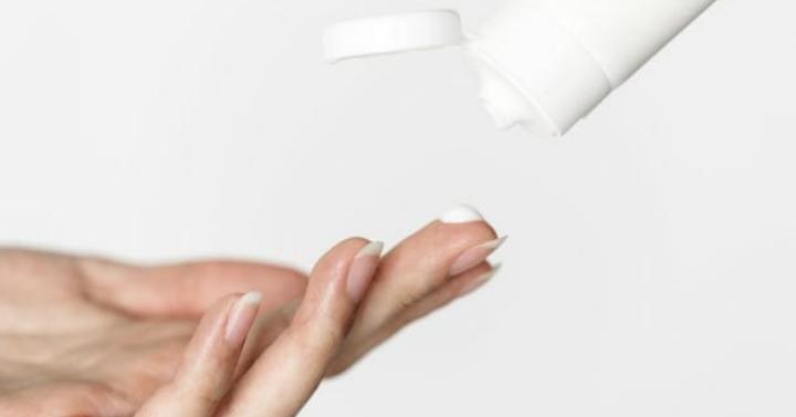 aplikasikan sunscreen pada wajah