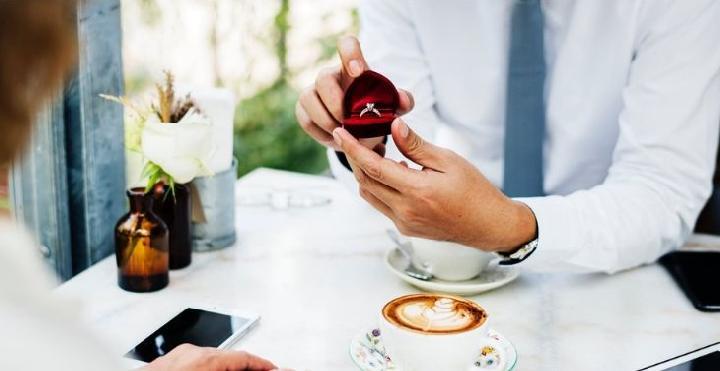 Cara Intim Dengan Pasangan Tanpa Harus Bercinta Jangan Lupakan Kencan Romantis Memberi Kejutan Manis