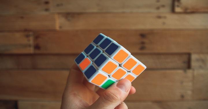 Tak Hanya Tangan, Rubik Juga Melatih Motorik Otak