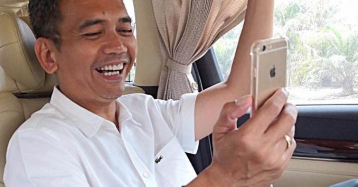 menghubungi keluarga secara rutin