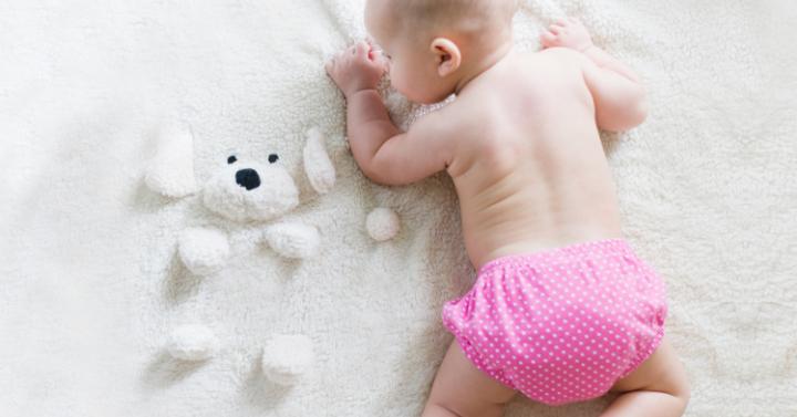 menstimulasi kepekaan saraf bayi