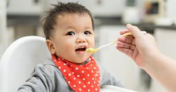 4 Tips Memberi MPASI Pertama Bagi Si Kecil. Moms Sudah Tahu?