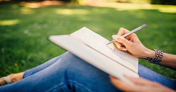 Moms Suka Menulis? Yuk Coba Jadi Freelance Content Writer