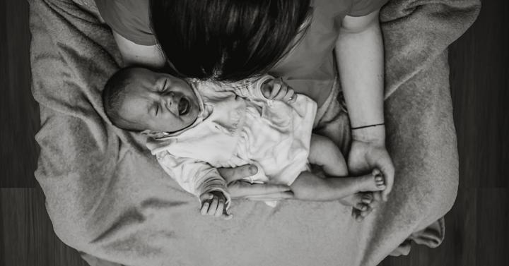tenangkan dan ajak bayi berbicara