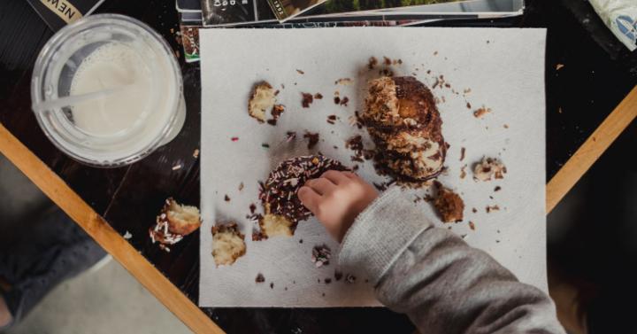 Ajak Bayi Makan MPASI-nya Bersamaan dengan Waktu Keluarga Makan Bersama Yuk Moms