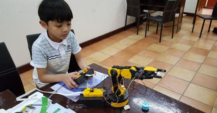 Hobi Ayah Dan Anak Lelaki Akrab Dengan Mesin Dan Kelistrikan