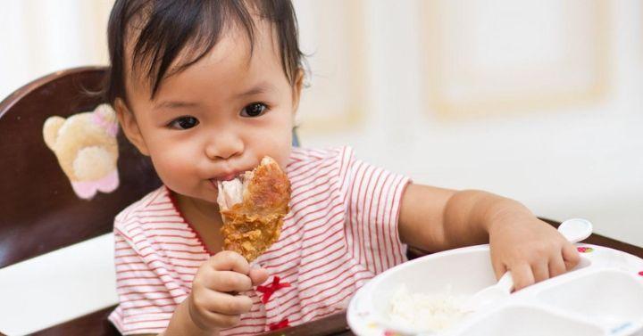 Sesekali Biarkan Si Kecil Mencoba Memasukan Sendiri Makanan Ke Mulutnya Moms