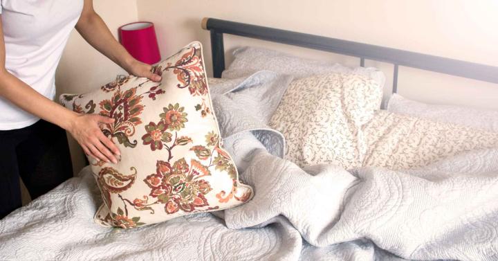Tips Kompak Bersihkan Rumah Merapikan Tempat Tidur Masing-Masing