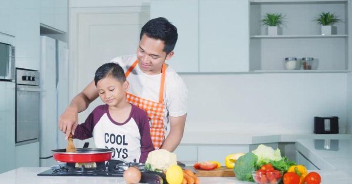Memasak Bersama Si Ganteng