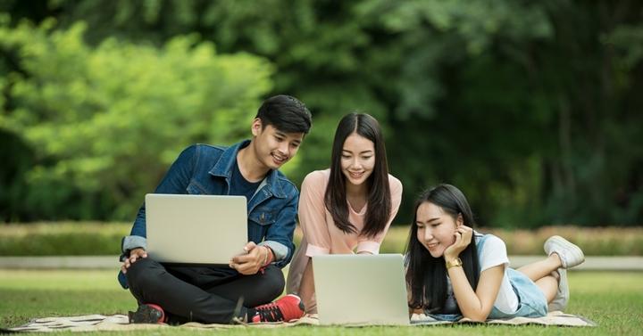 Peran Penting Orangtua Dalam Pergaulan Bebas Anak Mengawasi Anak Dalam Menggunakan Gadget Dan Menonton Televisi