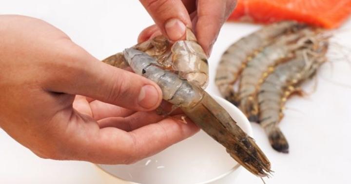Cara Mengupas Kulit Udang Dengan Cepat