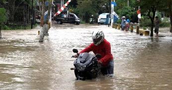 Dads! Jika Motor Kebanjiran, Begini Cara Tepat Penanganannya!