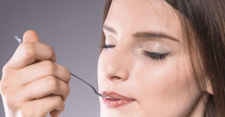 Cara Mengatasi Bibir Kering Dan Mengelupas Logam