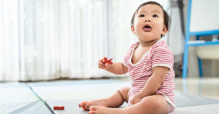 Anak Kecil Bermain Di Rumah