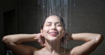 Apa Benar Mandi Malam Penyebab Rematik? Cari Tahu Pastinya Yuk Moms