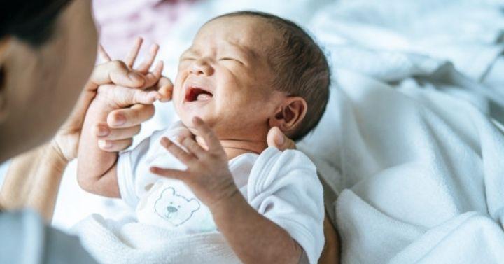 bayi menangis saat menyusu